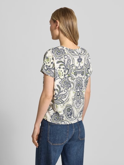 Frauenmodel trägt Loose Fit T-Shirt aus Baumwoll-Modal-Mix Modell 'CAELEN S' von Brax mit paisley Muster in Blau und Grün, Ganzkörperansicht Rückansicht, Damen T-Shirt.
