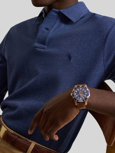 Männermodel trägt Regular Fit Poloshirt aus reiner Baumwolle von Polo Ralph Lauren in Dunkelblau, Nahaufnahme Oberkörper, Herren Poloshirt von Polo Ralph Lauren