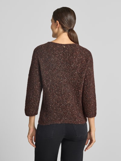 Frauenmodel trägt Regular Fit Pullover in Strick-Optik von Rich & Royal, braune Melierung, 3/4-Arm, U-Boot-Ausschnitt, Rückenansicht, Ganzkörperansicht Rückansicht.