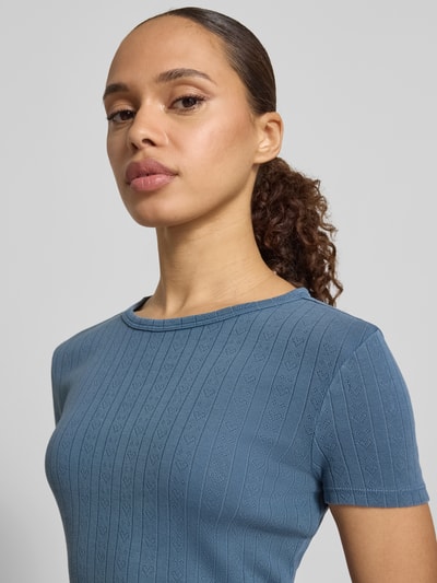 Frauenmodel trägt T-Shirt in Pointelle-Strick mit Rundhalsausschnitt von Jake*s Casual, Reine Baumwolle, Körpernaher-Schnitt, strukturiertes Pointelle-Muster, Rückenlänge bei Größe S: 51 cm, Blau, Nahaufnahme Oberkörper