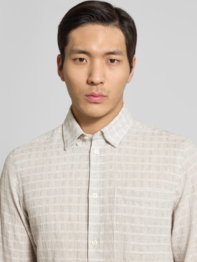 Männermodel trägt Regular Fit Freizeithemd mit Leinen-Anteil Modell 'HANSSON' von Casual Friday, Baumwoll-Leinen-Mix, Nahaufnahme Oberkörper.