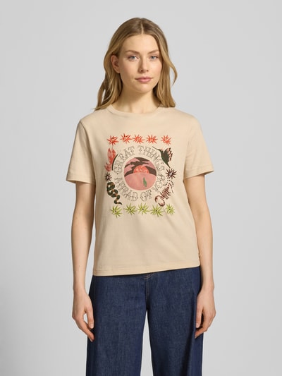 Frauenmodel trägt Regular Fit T-Shirt mit floralem Stitching von Scotch & Soda aus reiner Baumwolle mit Motiv-Print, Rundhalsausschnitt, Damen T-Shirt, Rückenlänge bei Größe S 55 cm, Ganzkörperansicht von vorne.