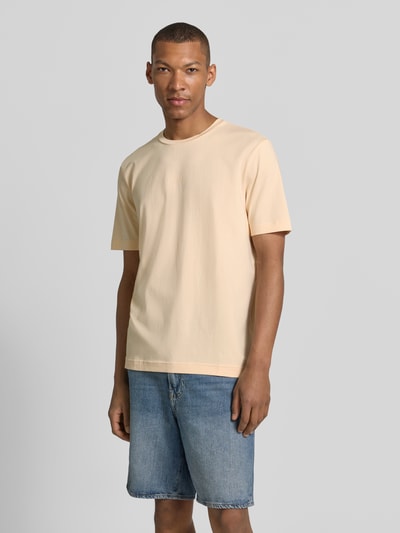 Männermodel trägt Regular Fit T-Shirt aus Baumwoll-Mix Modell 'TCHUP' von BOSS für BOSS Orange Herren T-Shirt, Ganzkörperansicht von vorne.