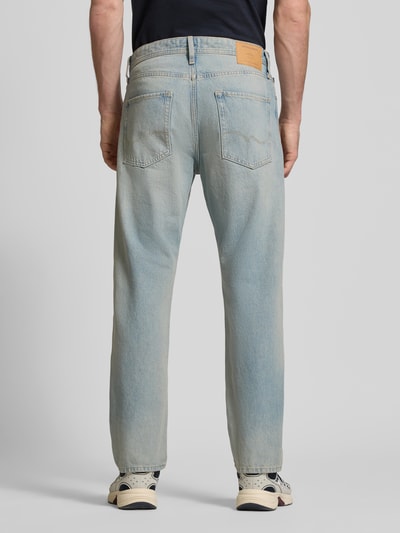 Männermodel trägt Straight Fit Jeans im 5-Pocket-Design Modell 'Chris' von JACK & JONES, Reine Baumwolle, Hellblau, Ganzkörperansicht Rückansicht.