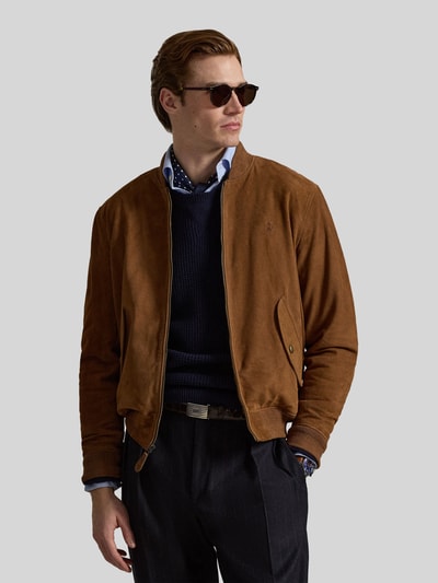 Männermodel trägt Regular Fit Lederjacke mit seitlichen Pattentaschen von Polo Ralph Lauren, Veloursleder, unifarben, Ganzkörperansicht von vorne.