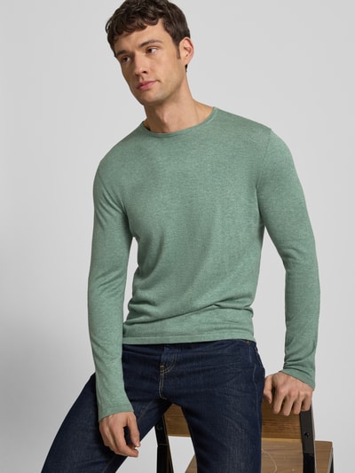 Męski model nosi Strickpullover mit Rundhalsausschnitt von Christian Berg Men, bawełna, regular fit, kolor zielony, zdjęcie z przodu, półzbliżenie.