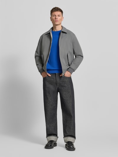 Männermodel trägt Jacke mit Reißverschluss von MCNEAL in Grau, Regular-Fit, Kentkragen, Pattentaschen, gerippte Abschlüsse, Ganzkörperansicht von vorne. Rückenlänge bei Größe M: 68 cm, Schulterbreite: 48 cm, Brustweite: 57 cm, Ärmellänge: 65 cm.