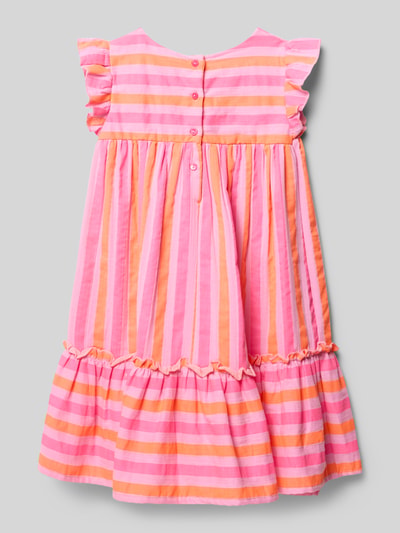 Produktfoto, bunt gestreiftes Kinder Kleid Klein mit Bommeln und Rundhalsausschnitt von DANAMADE aus Baumwolle, A-Linie, pastellfarben, strukturierte Oberfläche, Sicht auf Knopfleiste und Bommelborte, Rückansicht.