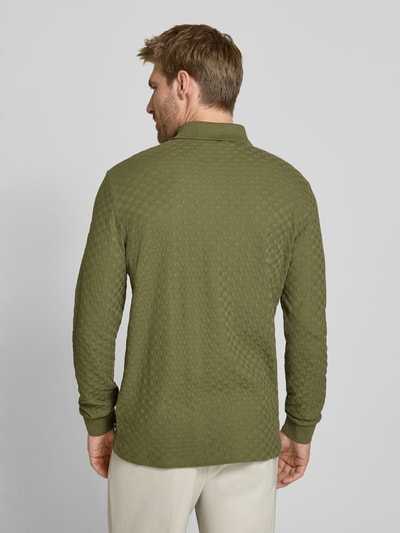 Männermodel trägt Regular Fit Freizeithemd mit Kentkragen von Paul Smith in Olivgrün, strukturierte Baumwolle, Ganzkörperansicht Rückansicht.