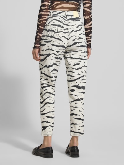 Frauenmodel trägt Jeans mit 5-Pocket-Design von Marc Cain, Baumwoll-Elasthan-Mix, gerader Schnitt, creme mit schwarzem Muster, Ganzkörperansicht Rückansicht.