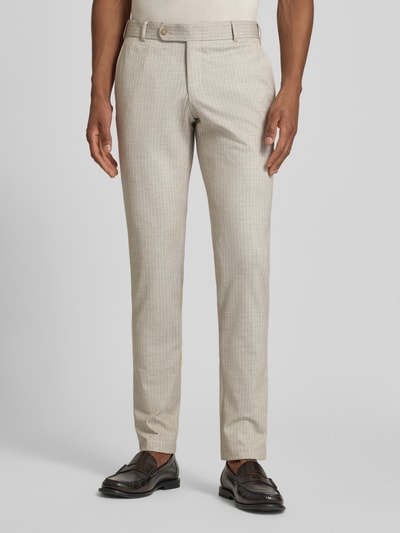 Männermodel trägt Hose mit französischen Eingrifftaschen von ATELIER TORINO aus Material-Mix, Tapered-Fit, helles Beige, Nahaufnahme Oberkörper.