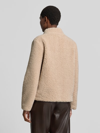 Männermodel trägt Regular Fit Jacke mit stójka z futerka od FUCHS SCHMITT, beżowa, nakładane kieszenie, listwa guzikowa, długość tyłu w rozmiarze 36: 59 cm, szerokość ramion w rozmiarze 36: 43 cm, szerokość klatki piersiowej w rozmiarze 36: 52 cm, długość rękawów w rozmiarze 36: 63 cm, widoczna faktura futerka, widok całej sylwetki od tyłu