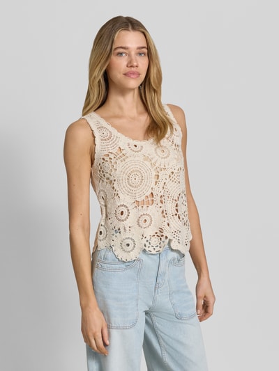 Frauenmodel trägt Häkeltop mit Rundhalsausschnitt von Milano Italy, beige, gerader Schnitt, reine Baumwolle, semitransparent, Ganzkörperansicht von vorne.