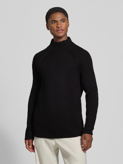 Männermodel trägt Regular Fit Strickpullover mit elastischen Abschlüssen von DRYKORN, Schwarz, Rollkragen, Nahaufnahme Oberkörper, Material-Mix mit Woll-Anteil