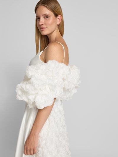 Vrouwenmodel draagt avondjurk met pofmouwen en bloemenapplicaties van LUXUAR FASHION, wit, maxi-jurk, detailrijke textuur, Nahaufnahme Oberkörper, ruglengte maat 36: 151 cm, borstwijdte 31 cm, mouwlengte 22 cm.