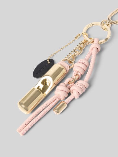 Productfoto, goudkleurige sleutelanhanger met karabijnhaak, roze leren bandjes en labeldetail, model 'IRIDE' van FURLA, dames sleutelanhanger