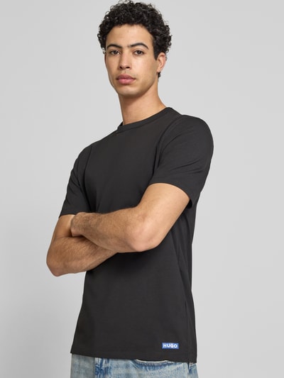 Männermodel trägt Regular Fit T-Shirt-Set aus Baumwoll-Mix Modell 'NAOLO' von HUGO, Optik: Unifarben, Label-Print, Nahaufnahme Oberkörper.