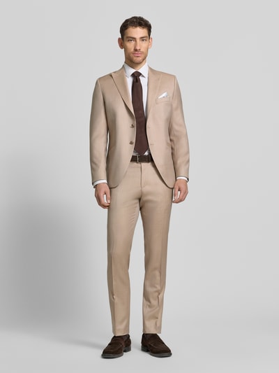 Männermodel trägt Anzughose aus Schurwolle mit Bügelfalten von Wilvorst in Beige, Slim-Fit, mit Bügelfalten und Gesäßtaschen, Ganzkörperansicht von vorne.