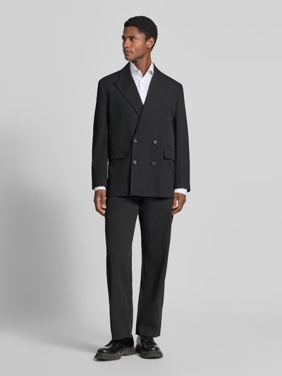 Männermodel trägt Relaxed Fit Sakko mit Viskose-Anteil Modell 'RELAXED-LIAM' von Selected in Schwarz, glatte Textur, Ganzkörperansicht von vorne.
