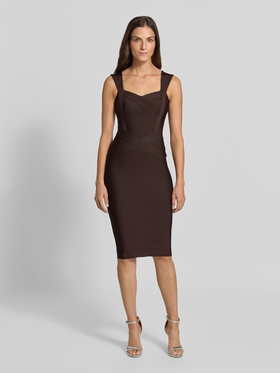 Frauenmodel trägt Cocktailkleid mit Stretch-Anteil von Lipsy, figurbetont, Midilänge, ärmellos, Herz-Ausschnitt, Ganzkörperansicht von vorne.