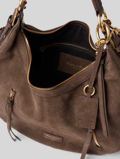 Produktfoto, Umhängetasche aus echtem Veloursleder mit goldenen Details von Marc O'Polo w kolorze brązowym, imitacja skóry welurowej, detale: złote zamki błyskawiczne, karabińczyk, brelok do kluczy ze skóry, możliwość noszenia: regulowane i odpinane paski na ramię, podział: główna przegroda, przegródka wewnętrzna, zapięcie: zamek błyskawiczny, materiał: skóra welurowa