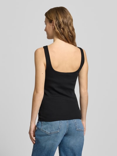 Modelka nosi Slim Fit Top mit Logo-Print Modell 'Scoop' von Calvin Klein Jeans, czarny, okrągły dekolt, długość tyłu w rozmiarze S: 42 cm, widok całej sylwetki z tyłu