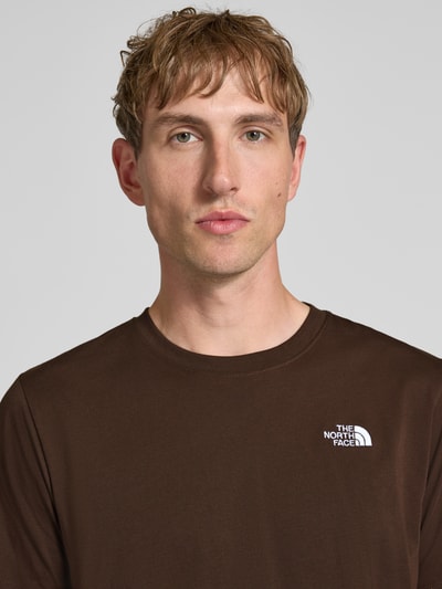 Mannenmodel draagt Regular Fit T-shirt met ronde hals Model 'EVOLUTION' van The North Face in bruin met labelstitching, Ruglengte bij maat M: 72 cm, Nahaufnahme Oberkörper.