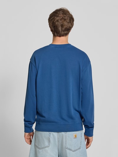Männermodel trägt Regular Fit Sweatshirt aus reiner Baumwolle Modell 'JOHN CREW' von Pepe Jeans in Blau, glatte Struktur, Ganzkörperansicht Rückansicht, Herren Sweatshirt von Pepe Jeans.