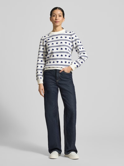 Frauenmodel trägt den Relaxed Fit Pullover mit Allover-Motiv-Stitching Modell 'Brielle' von ICHI in Strick-Optik, Ganzkörperansicht von vorne.