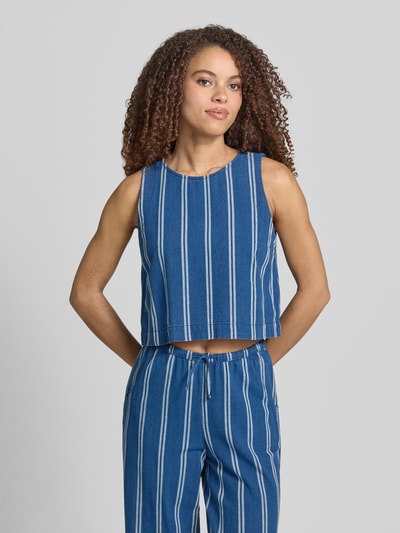 Frauenmodel trägt Jeansbluse mit rückseitigem Schlüsselloch-Ausschnitt von Jake*s Casual, Reine Baumwolle, Gerader-Schnitt, Rundhalsausschnitt, Blau mit weißen Streifen, Ganzkörperansicht von vorne.