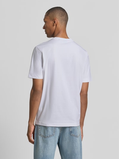 Männermodel trägt T-Shirt mit Label-Print von BOSS, weiß, Baumwoll-Elasthan-Mix, Regular Fit, Rückansicht, Ganzkörperansicht Rückansicht.