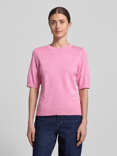 Frauenmodel trägt Strickshirt aus Viskose-Mix mit Rundhalsausschnitt Modell 'LENA' von YAS in Rosa, Körpernaher-Schnitt, 1/2-Arm, Gerippte-Abschlüsse, Ganzkörperansicht von vorne.