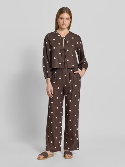 Frauenmodel trägt Regular Fit Bluse mit Zierschleifen von Jake*s Casual, braun mit weißen Punkten, Leinen-Viskose-Mix, Langärmelig, Rundhalsausschnitt, eingefasste Ärmelabschlüsse, Ganzkörperansicht von vorne.