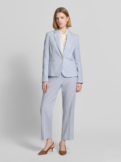 Vrouwenmodel draagt Regular Fit Blazer uit linnenmix met paspelzakken van Christian Berg Woman Selection, lichtblauw, reverskraag, katoenmix, vooraanzicht volledige lichaam.