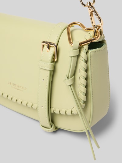 Produktfoto, hellgrüne Handtasche Handbag mit Logo-Detail Modell 'Jendal' von Seidenfelt, Überschlag, Magnetverschluss, goldene Metallelemente, geflochtene Kanten, Abnehmbare Schulterriemen, Hauptfach, Maße: Breite 21 cm, Länge 15 cm, Tiefe 5 cm, Riemenlänge 129 cm, glatte Oberfläche
