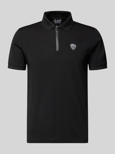 Produktfoto, schwarzes Slim Fit Poloshirt aus Viskose-Mix von EA7 Emporio Armani mit Logo-Detail, Polokragen und kurzen Ärmeln.