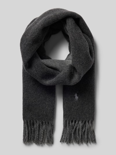 Produktfoto, ciemnoszary szal z mieszanki wełny Polo Ralph Lauren, miękka faktura, subtelne logo, frędzle na końcach