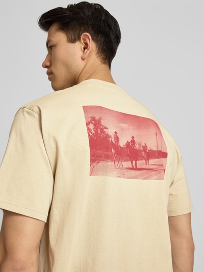 Männermodel trägt Herren T-Shirt mit Logo Modell 'MILLVILLE' von Dickies, Reine Baumwolle, Relaxed-Fit, Rundhalsausschnitt, Rückenlänge 70 cm, Ganzkörperansicht Rückansicht.