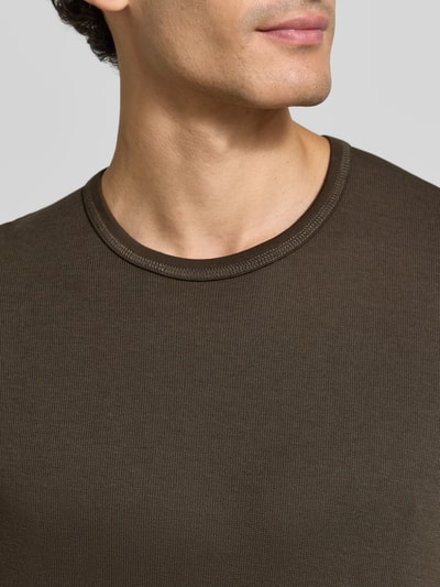 Männermodel trägt Regular Fit Longsleeve aus reiner Baumwolle Modell 'Basic' von Lindbergh in Braun, Struktur sichtbar, Nahaufnahme Oberkörper. Rückenlänge bei Größe M: 73 cm, Rundhalsausschnitt.