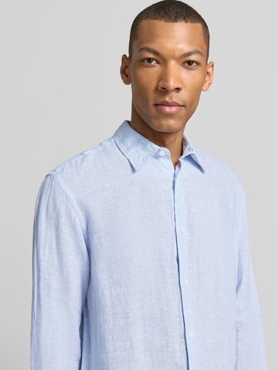 Männermodel trägt Regular Fit Leinenhemd aus reinen Leinen Modell 'Lawrence' von Jack & Jones Premium in Hellblau, Nahaufnahme Oberkörper. Rückenlänge 74 cm, Schulterbreite 45 cm, Ärmellänge 66 cm, Kentkragen, Knopfleiste, langärmliges Design, strukturierte Leinen-Optik.