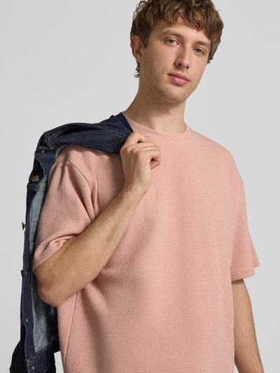 Männermodel trägt Herren T-Shirt mit Strukturmuster und Rundhalsausschnitt Modell 'PETER' von Redefined Rebel, Baumwoll-Mix, Relaxed-Fit, Ganzkörperansicht von vorne, Rückenlänge bei Größe M 70 cm.