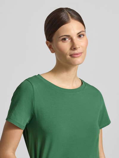 Vrouwenmodel draagt Regular Fit T-Shirt uit katoenmix model 'MULTIF' van Weekend Max Mara, uni groen jersey, logo-print, ronde hals, korte mouw, close-up bovenlichaam