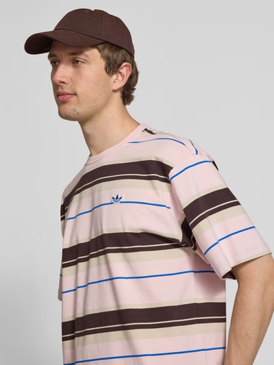 Männermodel trägt Regular Fit T-Shirt aus reiner Baumwolle von adidas Originals, Mehrfarbig, Gestreift, Logo-Stitching, Nahaufnahme Oberkörper.