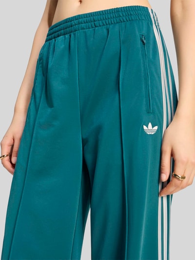 adidas Originals Spodnie dresowe o kroju loose fit z paskami w kontrastowym kolorze Ciemnozielony 3