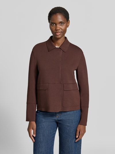 Modelka kobieca nosi Slim Fit Blazer aus Baumwoll-Mix od White Label, Mieszanka bawełny i elastanu, krój slim fit, Wykładany kołnierz, Plisa, nakładane kieszenie z patką, ozdobne szwy, Długość tyłu w rozmiarze 36: 59 cm, Szerokość w rozmiarze 36: 40 cm, Długość rękawów w rozmiarze 36: 62 cm, brązowa kolorystyka, gładka tekstura, przód, całe ciało