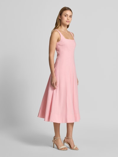 Frauenmodel trägt Knielanges Kleid mit Karree-Ausschnitt Modell 'WILLOW' von Staud aus rosa Baumwoll-Elasthan-Mix in A-Linie, Ganzkörperansicht von vorne.
