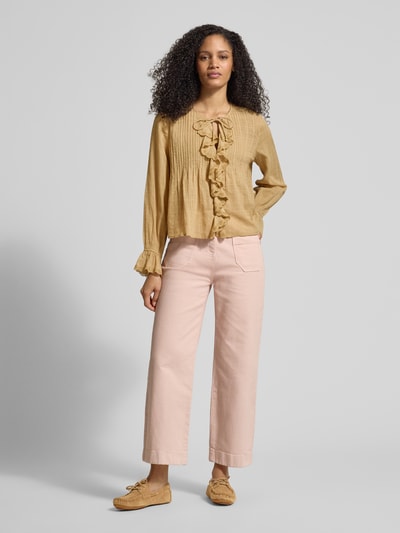 Frauenmodel trägt Regular Fit Bluse mit Volants von Jake*s Casual in Beige mit Rundhalsausschnitt, Schnürung, Volants, Ganzkörperansicht von vorne.