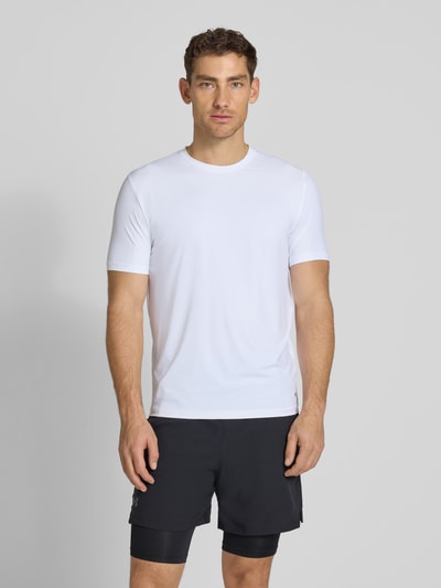 Männermodel trägt Herren T-Shirt mit Rundhalsausschnitt Modell 'TESSUTO' von MARKUP, Nylon-Mix, weiß, glatte Textur, Ganzkörperansicht von vorne.