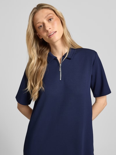 Frauenmodel trägt Polokleid mit kurzem Reißverschluss von Christian Berg Woman, Dunkelblau, Material-Mix, Polokragen, Nahaufnahme Oberkörper.