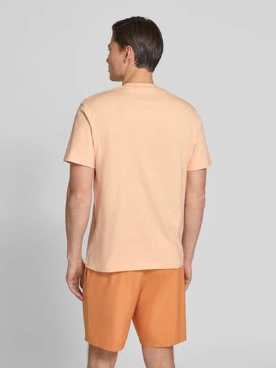 Männermodel trägt Regular Fit T-shirt uit pure katoen van Lacoste, look: effen, logoprint, ronde hals, korte mouw, Ganzkörperansicht Rückansicht.